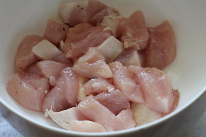 Сырое мясо — один из любимейших продуктов у котов